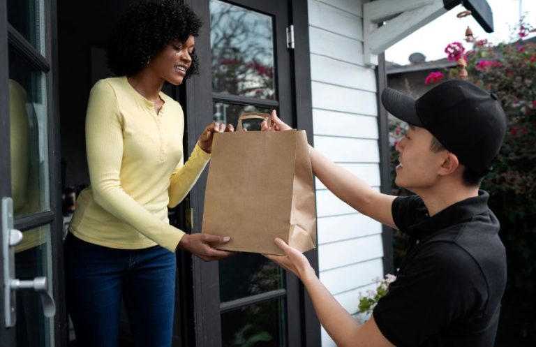 “Where Is My Order?” How Outsourced Order Management & Tracking Eliminates Retail CX Friction